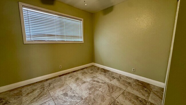 Building Photo - Renovated 1-bedroom attached studio with private entrace, ready for immedate move-in.