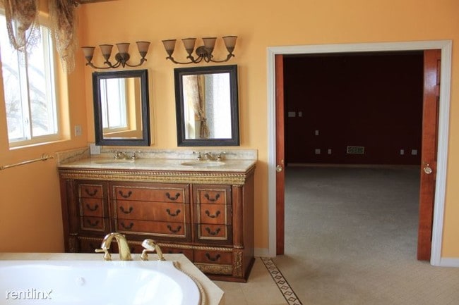 Foto del edificio - 6 br, 4 bath House - 1202 W. 31st ST