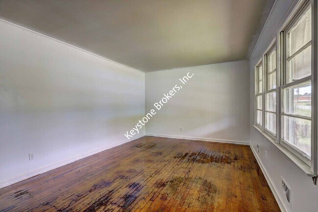 Building Photo - 2457 Alandale Dr