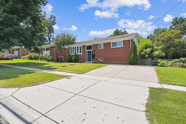 Foto del edificio - Awesome 4 Bedroom, 3 Full Bath Home in Clo...