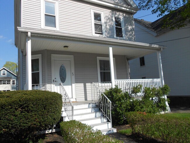 Building Photo - Huge 4 bedroom unit with A/C,  in-unit laundry and parking in Oak Square!