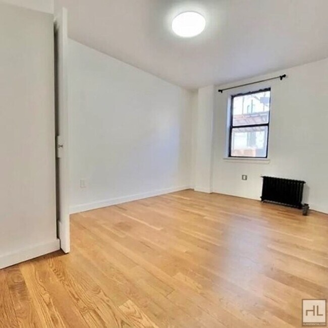 Foto del edificio - GREENE AVENUE / Spacious 1-Bed 1-Bath / Mi...