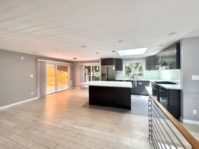 Foto del edificio - Modern Split-Level Home in Lake Hills for ...