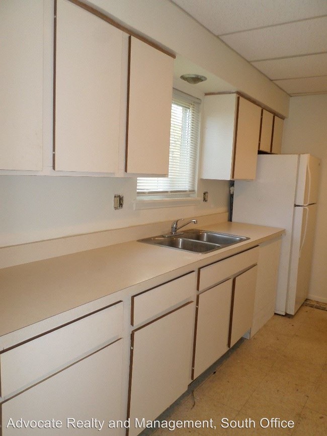 Building Photo - 3 br, 1.5 bath House - 1043 Lioncrest Dr.