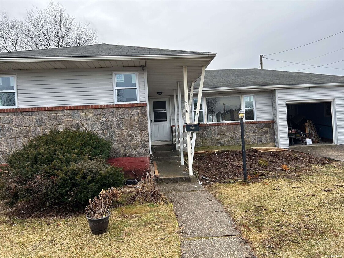 Foto principal - 916 Iris Dr