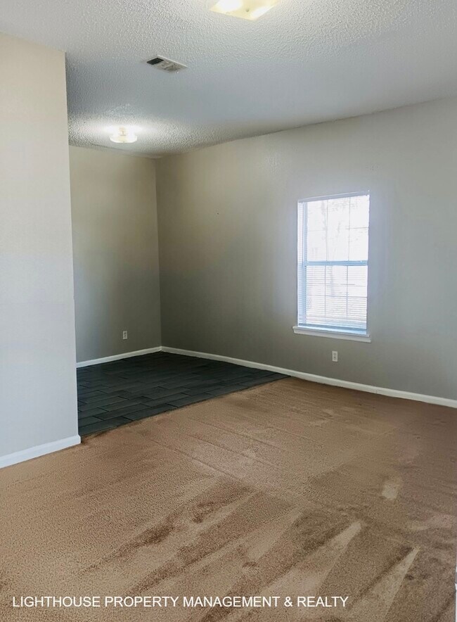 Foto del edificio - Spacious 3-Bed, 2-Bath with Covered Front Porch