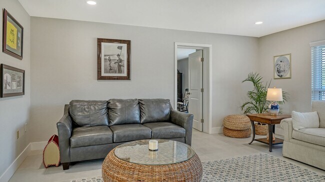 Building Photo - Fully Furnished 3 Bedroom 2 bath Single Fa...