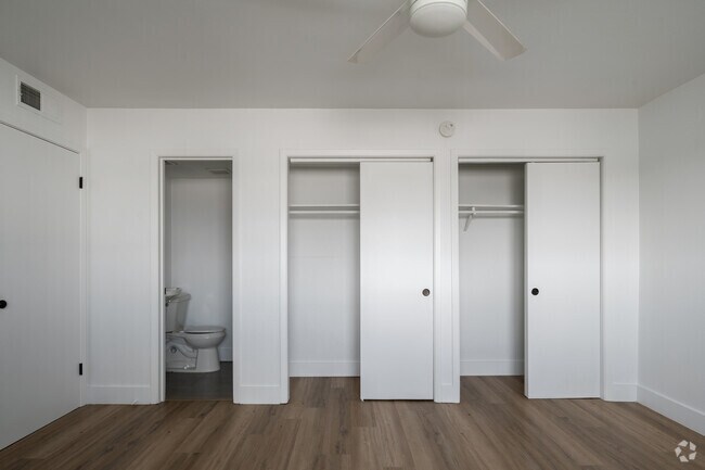 2 habitaciones, 1,5 baños, 850 pies cuadrados, dormitorio principal - Cresthaus Apartments