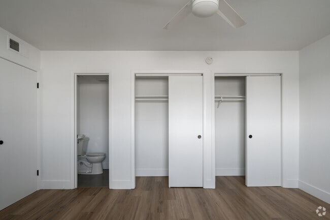 2BR, 1.5BA - 850SF - Primary Bedroom - Cresthaus Apartments