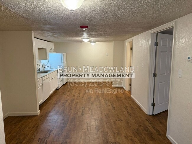 Building Photo - 502 E Red Bud Rd