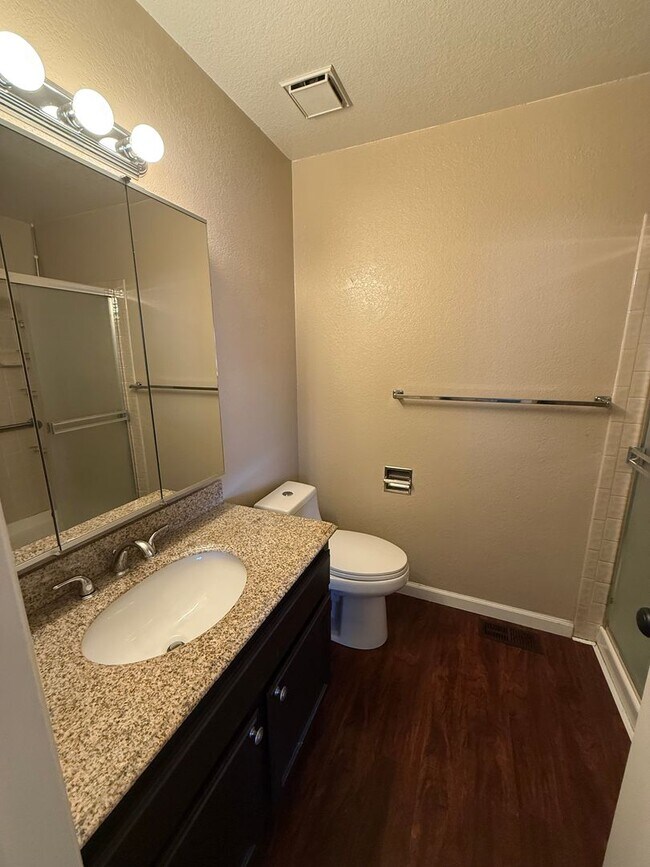 Foto del edificio - 2 BEDROOM 2BATHROOM WITH 2 CAR GARAGE IN HEART OF MIDTOWN