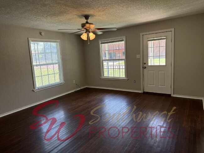 Building Photo - Spacious, updated 2 bedroom 1 bath with extra office!