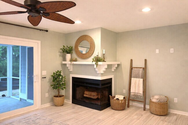 Foto del edificio - TOWNHOME IN MT PLEASANT - AVAILABLE August 1, 2026!