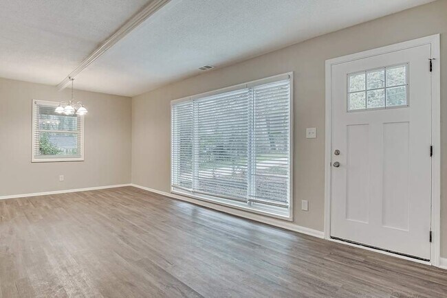 Foto del edificio - 3402 Longleaf Dr