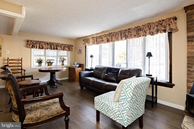 Foto del edificio - 46 Roosevelt Ave