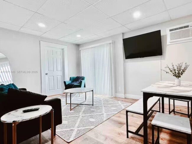 Foto del edificio - 308 NE 8th Ct