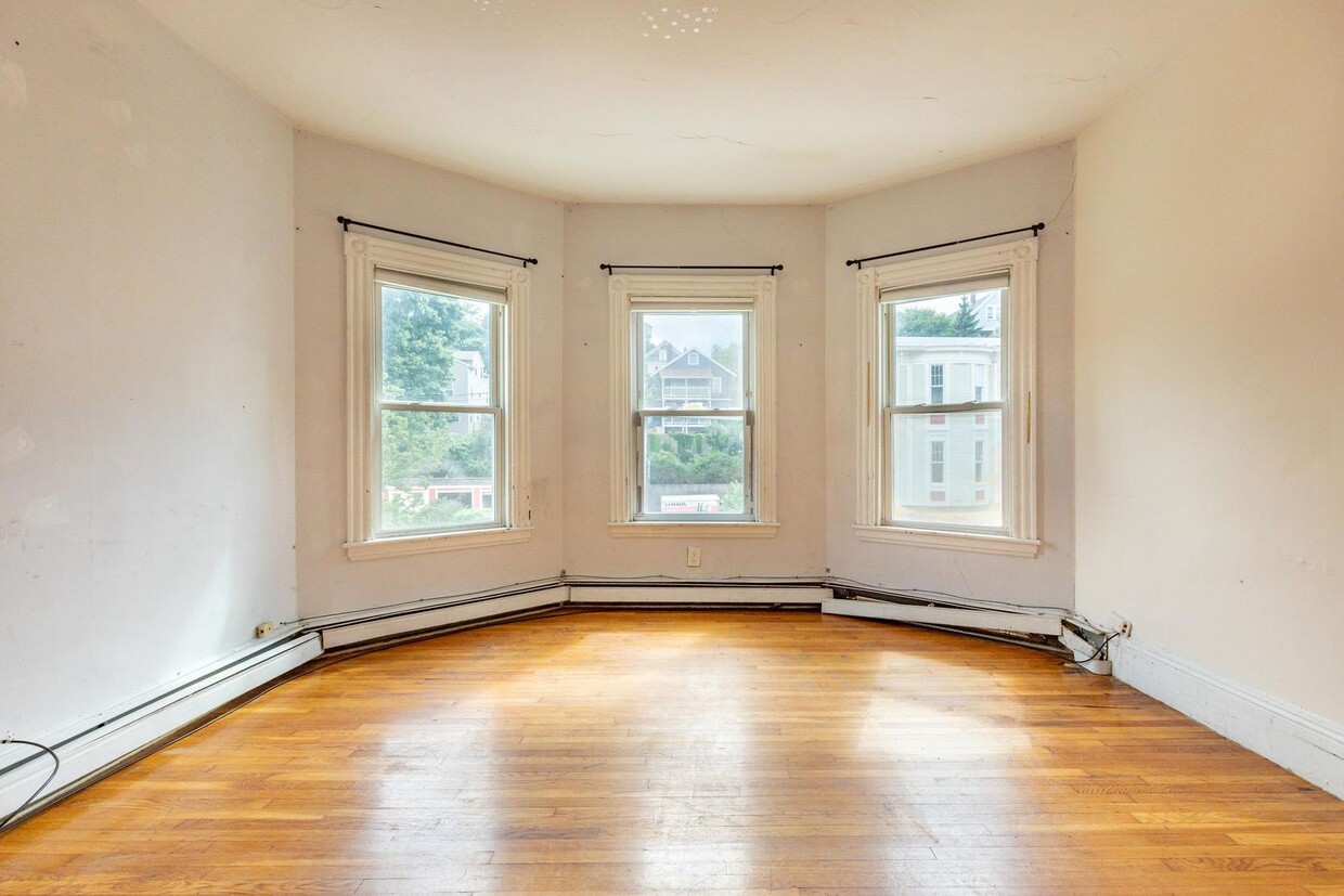 Massive 5 Bed / 2 Bath Duplex in Mission Hill — 2,000 Sq Ft, In-Unit Laundry, Updated Kitchen, Pr... - Massive 5 Bed / 2 Bath Duplex in Mission Hill — 2,000 Sq Ft, In-Unit Laundry, Updated Kitchen, Pr...