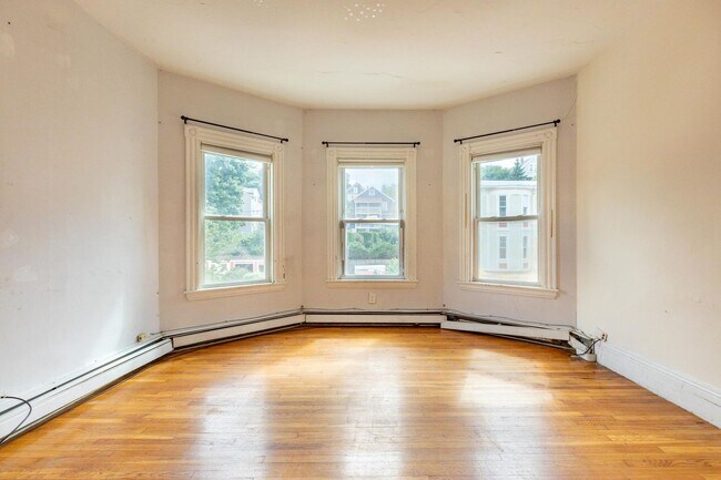 Massive 5 Bed / 2 Bath Duplex in Mission Hill — 2,000 Sq Ft, In-Unit Laundry, Updated Kitchen, Pr... - Massive 5 Bed / 2 Bath Duplex in Mission Hill — 2,000 Sq Ft, In-Unit Laundry, Updated Kitchen, Pr... Townhome