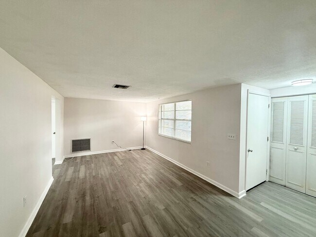 Foto del edificio - 7535 Betula Dr