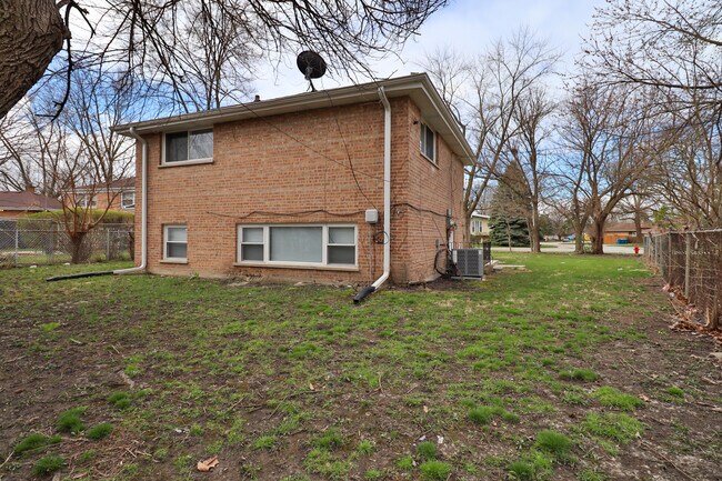 Building Photo - 16039 Marian Dr