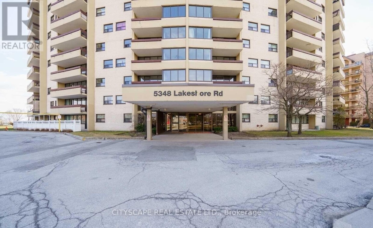 Photo principale - 5348 Lakeshore Rd.