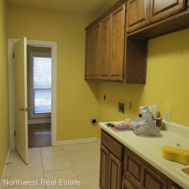 Building Photo - 24710 Breeze Oak