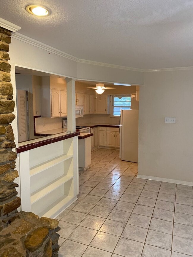 Building Photo - EXTRA SPACIOUS HOME 4 BEDROOM 3 BATH