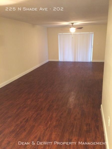 Building Photo - Sarasota Renovated 2/2 Apartment