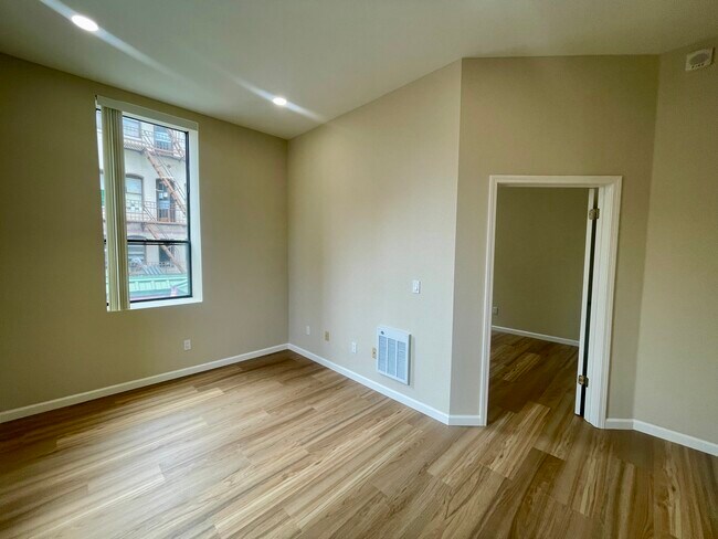 Foto del edificio - One Bedroom Available Now in Chinatown!!