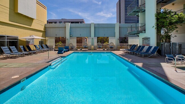 Piscina y zona de bronceado bajo el sol de Los Ángeles - sunset + vine