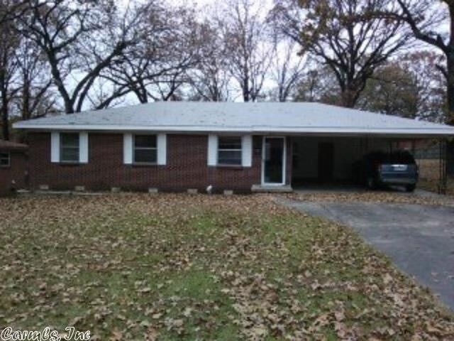 Primary Photo - 916 Country Club Rd