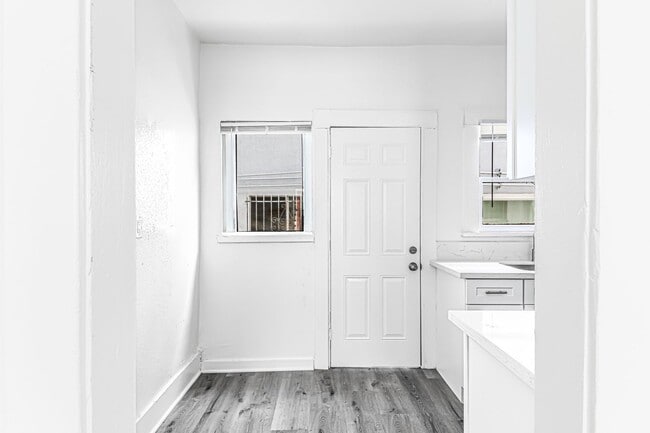 Building Photo - 1045 E 4th St