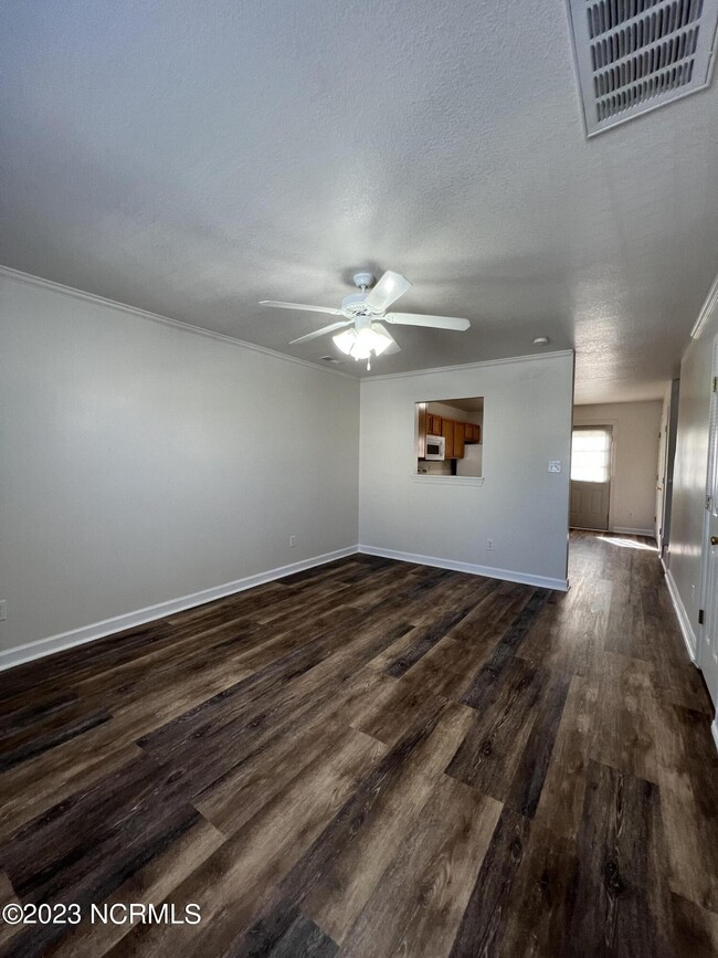 Building Photo - 106 Streamwood Dr