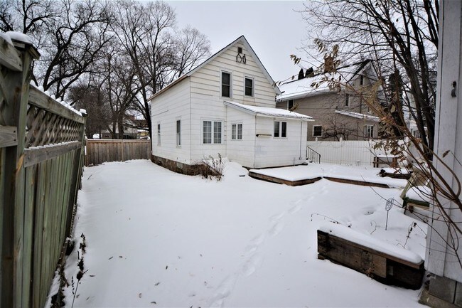 Building Photo - Great 3 Bedroom Home With Private Backyard