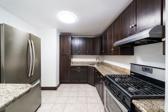 Building Photo - 392 College Dr