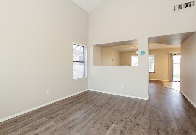 Foto del edificio - 2165 E Donald Dr