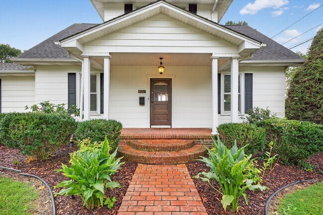 Foto del edificio - Charming 4BR / 3BA Historic Home with Big ...