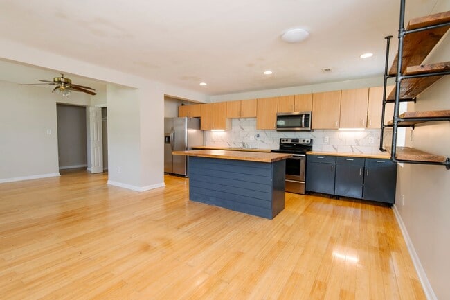 Building Photo - 3 Bedroom Home with Spacious Back yard Close to NCSU!