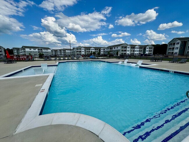 Building Photo - Waterfront community, year round living cl...