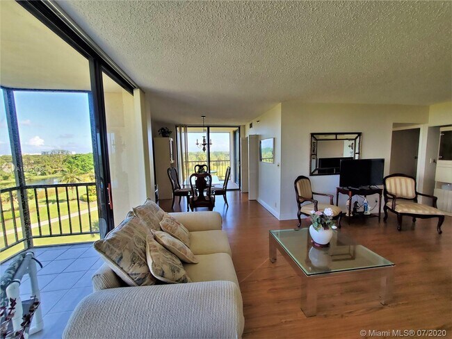 Foto del edificio - 6797 Willow Wood Dr