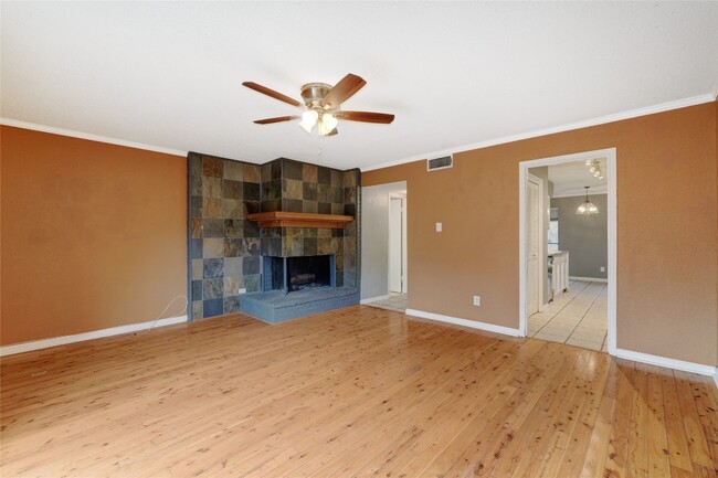 Real Fire Place in Living Room with easy access to Kitchen and hall - 9009 North Plz