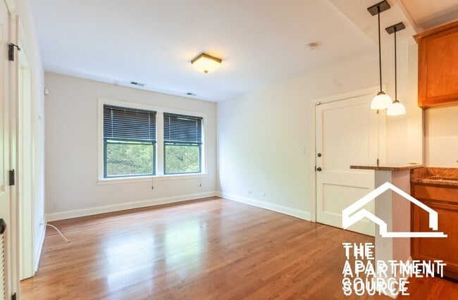 Building Photo - 3433 N Lakewood Ave