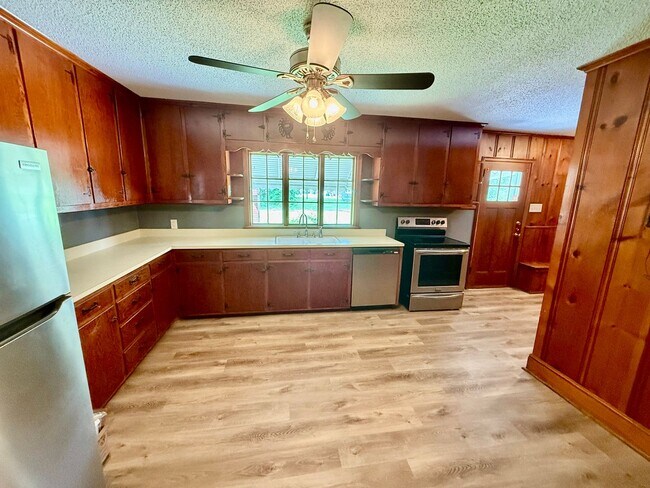 Foto del edificio - Four bedroom, 1.5 bath house in Graham -De...