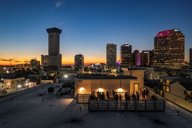 Foto del edificio - 731 Saint Charles Ave