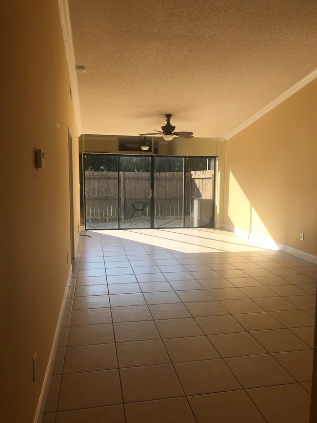 Spacious living from with access to the patio - 10323 Boca Bend W