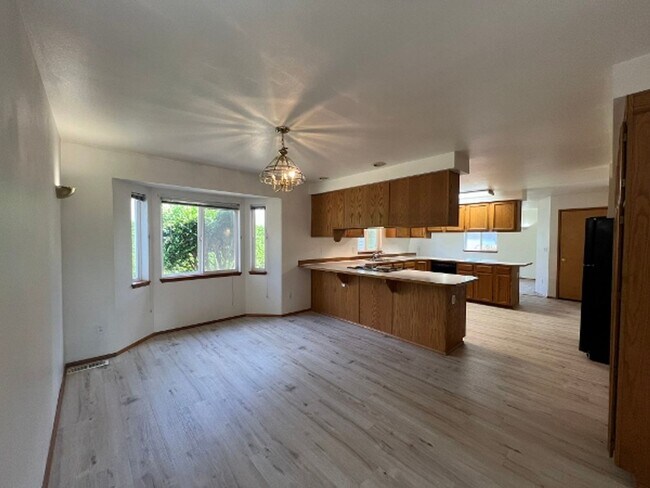 Building Photo - PENDING APPLICATION; Spacious Rambler on C...