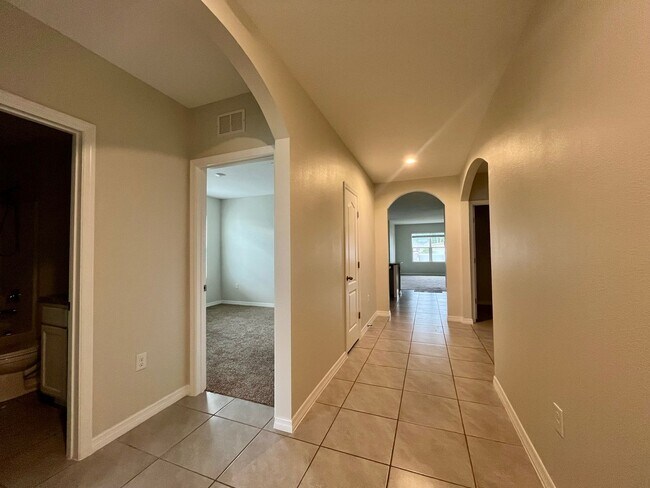 Foto del edificio - Stunning 4 bed/ 2 bath home!!