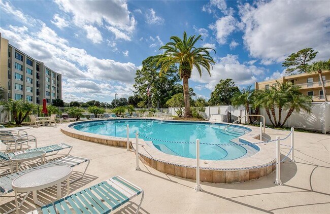 Foto del edificio - 225 Country Club Dr