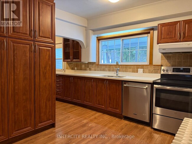 Building Photo - 117 Clarence St