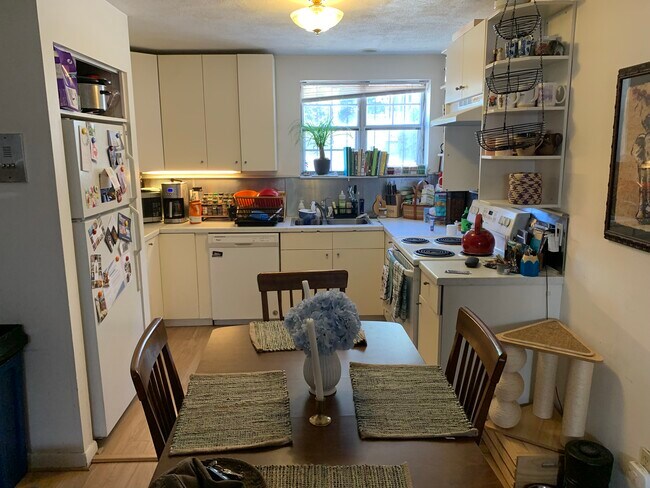 área de cocina-comedor - 8 Robinwood Avenue